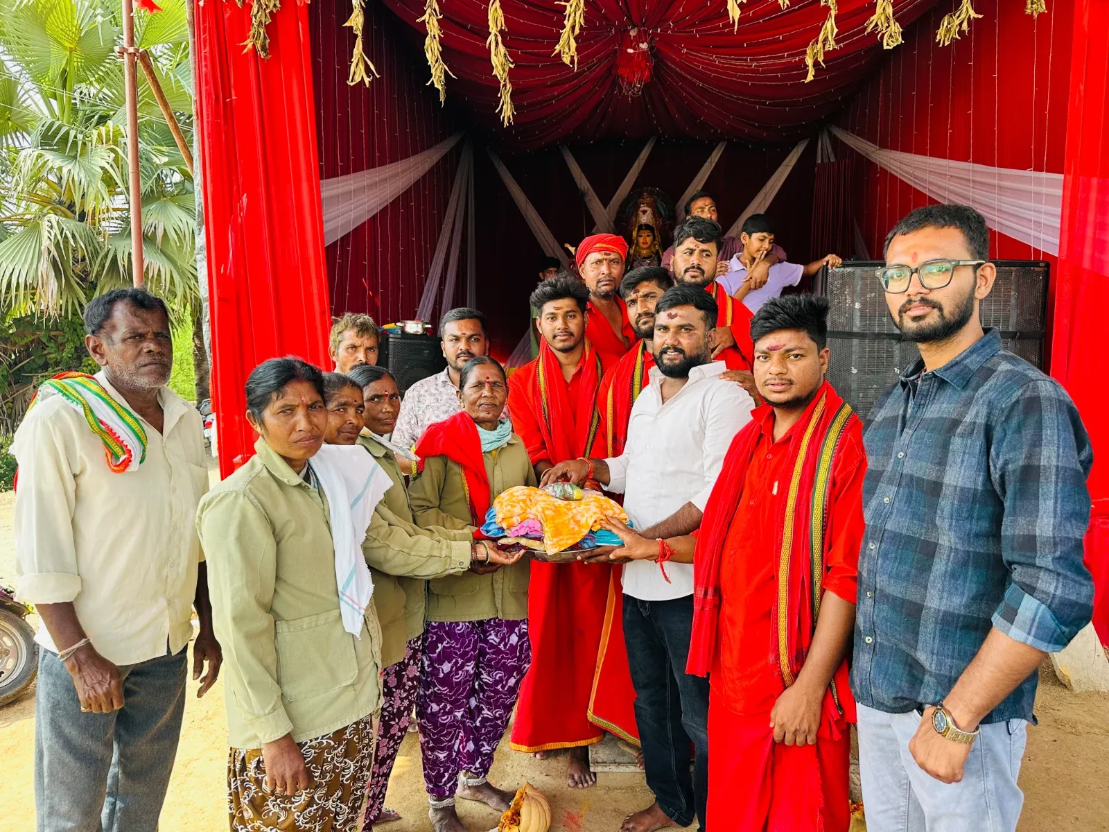 శ్రీ నవదుర్గ ఉత్సవ కమిటీ ఆధ్వర్యంలో గ్రామపంచాయతీ సిబ్బందికి చీరల పంపిణీ