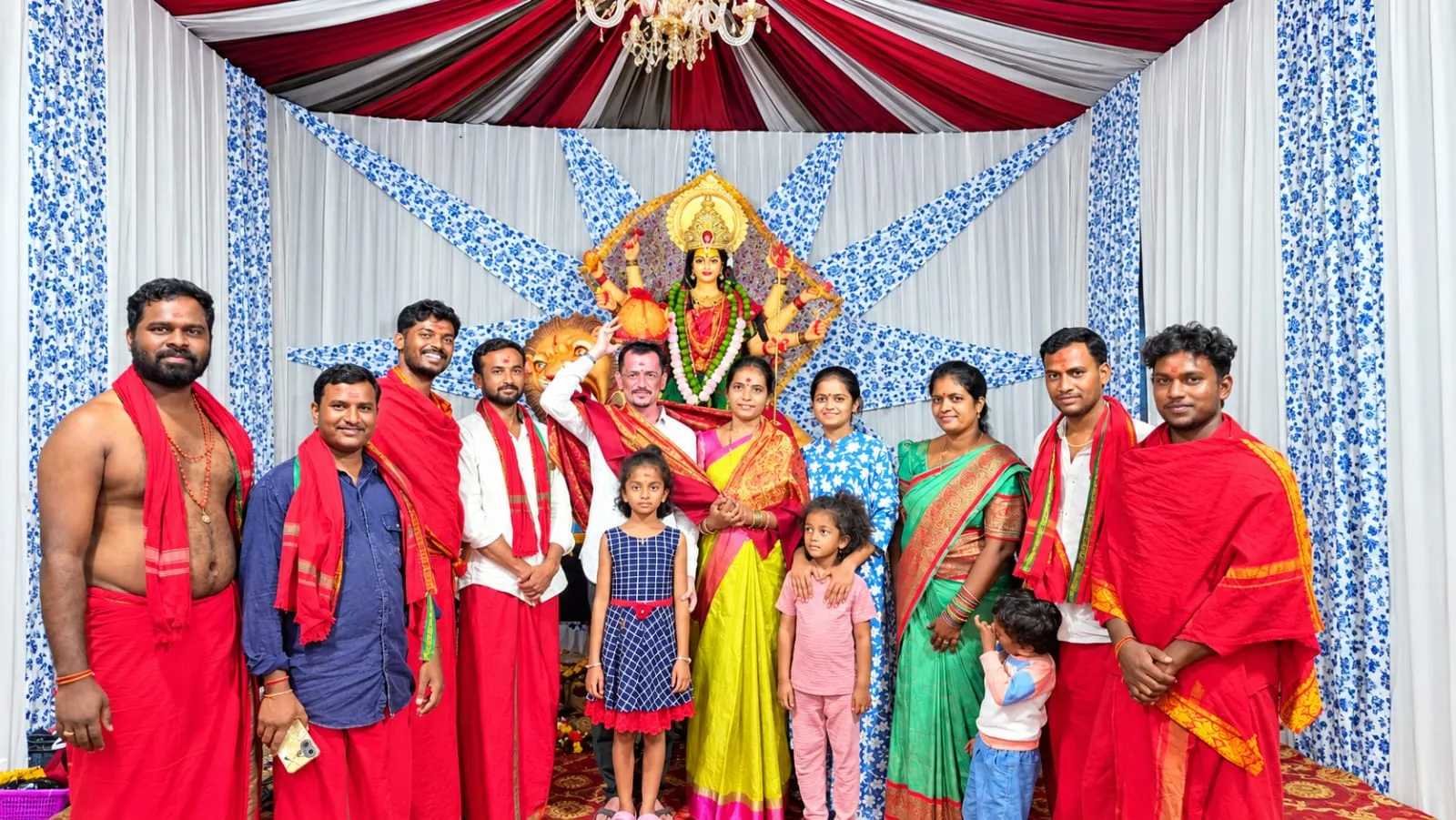 లక్కీ డ్రాలో లడ్డూ గెలుచుకున్న శ్రీరామోజు శేఖర్‌ దంపతులు